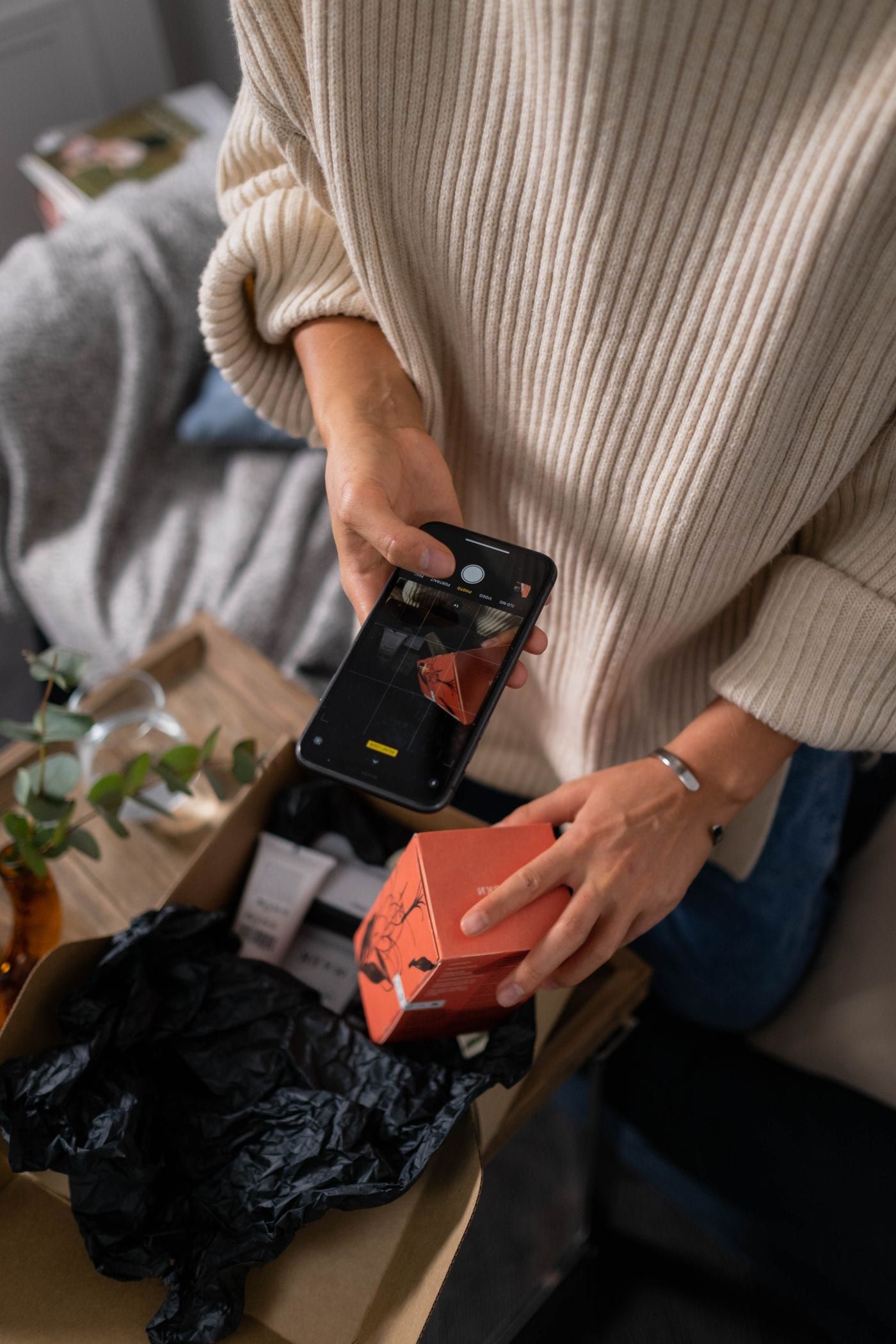 Emprendedora fotografía con su celular un producto que va a vender